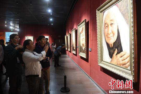 海外华文媒体高层欣赏旅美画家李自健画作。　杨华峰 摄