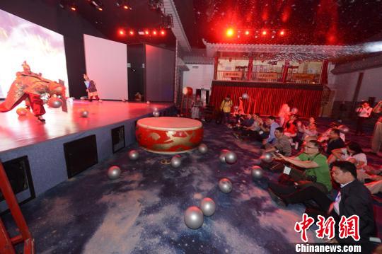 海外华文媒体高层体验沉浸式体验情景剧《关公战长沙》。　杨华峰 摄