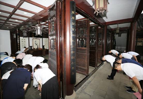 全体人员行三鞠躬礼